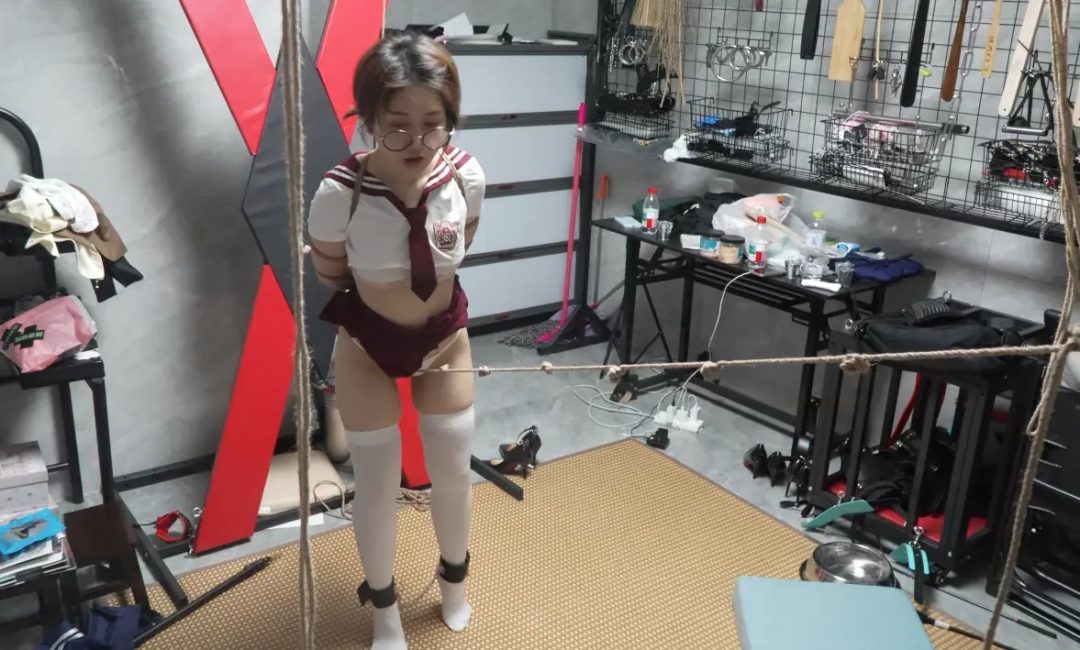 绳结走绳+K9调教！先高跟鞋后踮脚绳结走绳+K9狗狗调教喝水训练+踩踏骑乘羞辱+悬吊股绳放置+超狠耳光，妹子走绳的样子也超级可爱，真是反差的惹人疼哈哈-8