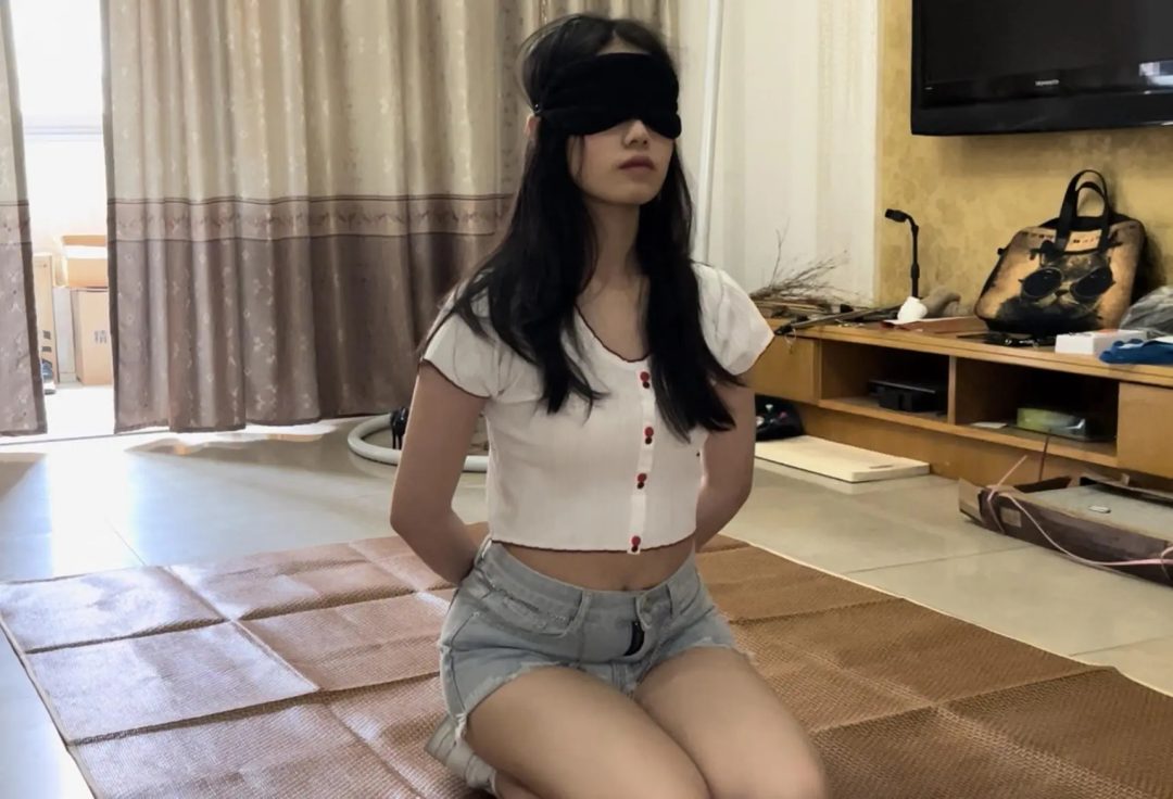 客户定拍调教之超漂亮新m阿然牛仔裤各类羞耻调教惩罚，小m阿然磕头请安+三跪九叩+踩脸踩头踩踏+口叼工具+跪爬倒水+钻胯+散鞭抽打+捏腿按摩+扇耳光，羞辱又难受，但是m属性很强的阿然好像非常享受...-9
