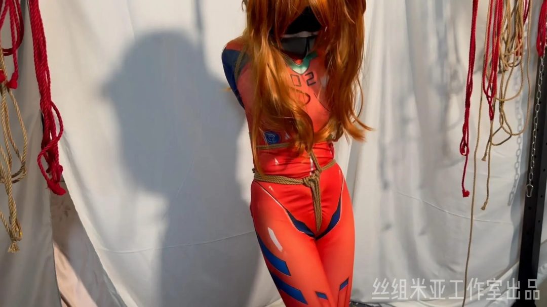 明日香cosplay面对多种玩具，包含校服和作战服，只能无助挣扎-5