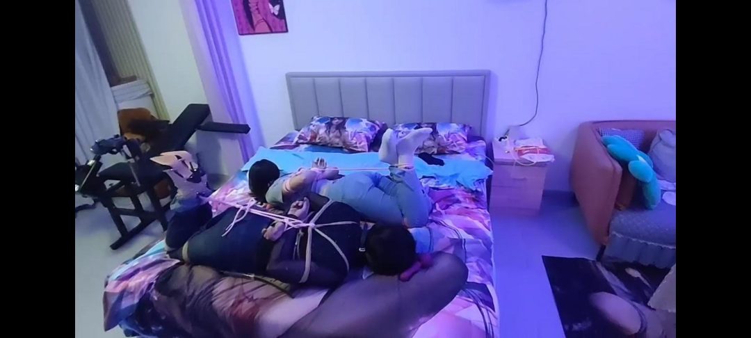 偷玩的妻子（1）舔脚，狗爬，皮带抽打-4