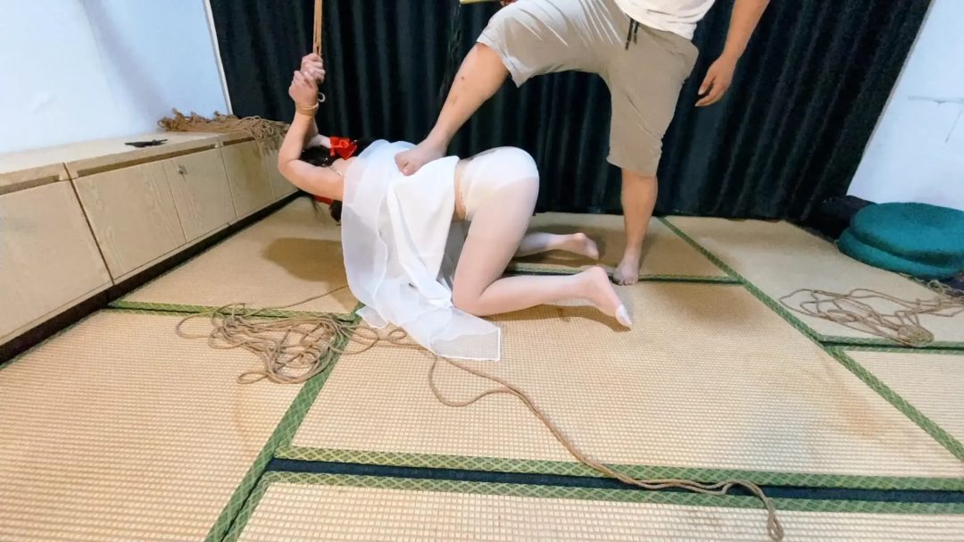 欢欢身穿白纱裙来工作室体验说想玩点不一样的，鞭打等各种蹂躏-10