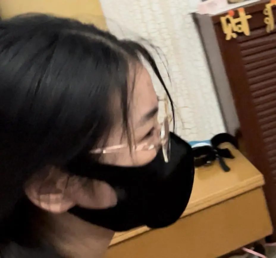 线下真实调教之超漂亮m阿然双脚悬空跪缚吊！M腿跪缚吊+揉捏+踩胸踩下面+耳光SP打脚心+挠痒+吊绳变股绳，拽头发强制抬头用力踩下面爽不爽呢，膝盖难受往后倒没想到吊绳变股绳，膝盖屁股总有个要难-4