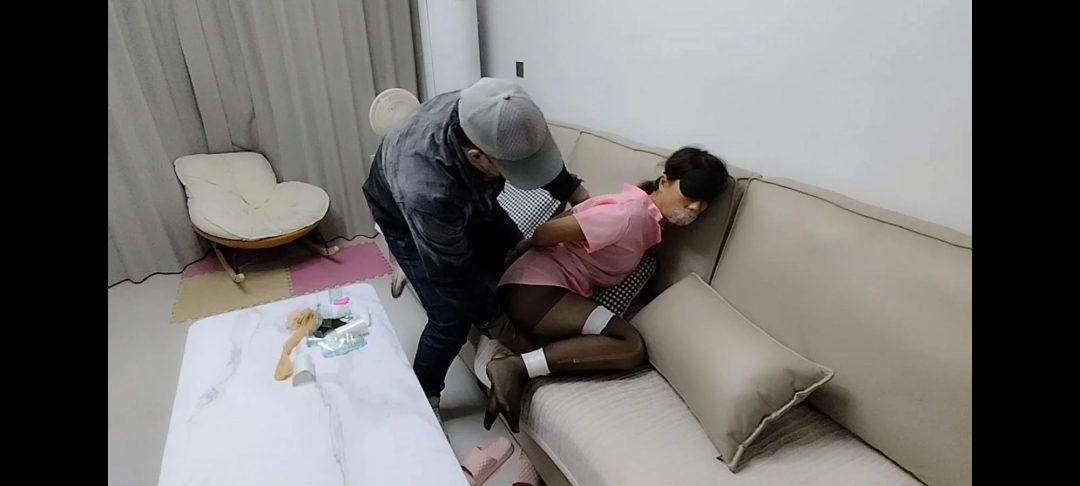 快递过来一个m（箱子里挣扎。挣脱之后抚摸玩弄）-6
