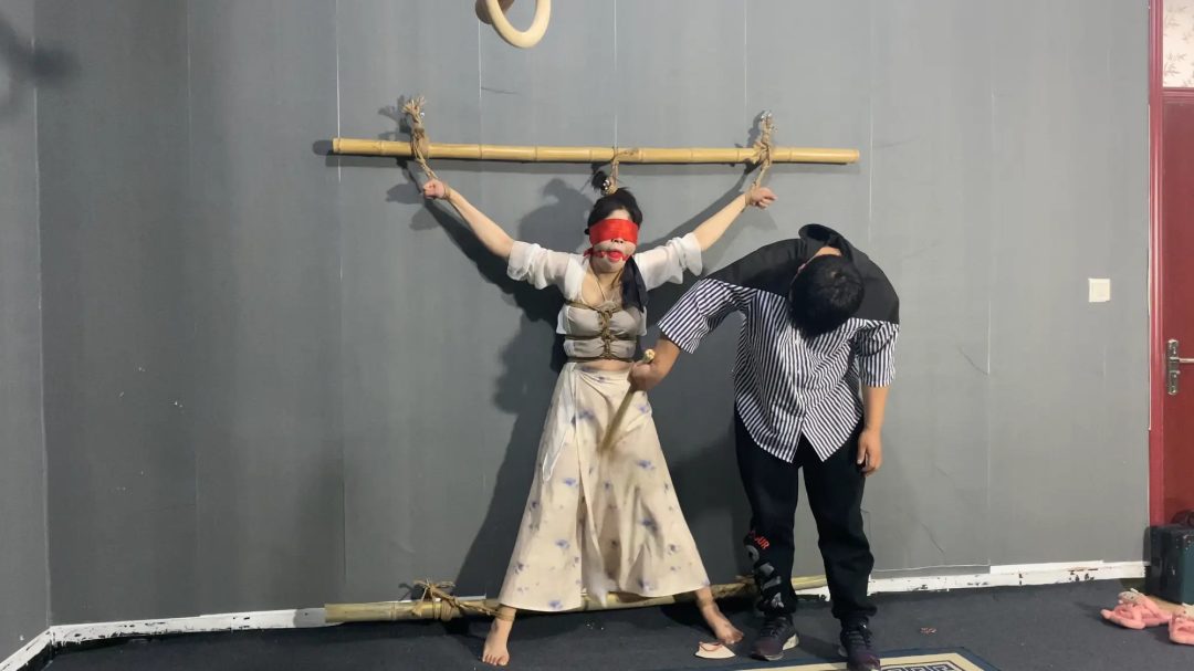 古风小姐姐被大字捆绑羞辱，带口球拉丝-4