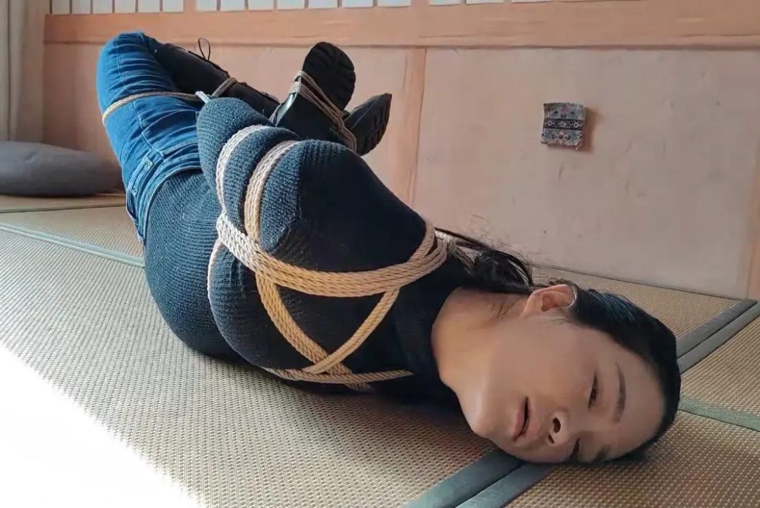 洛洛牛仔裤被老师傅驷马紧紧捆绑-5
