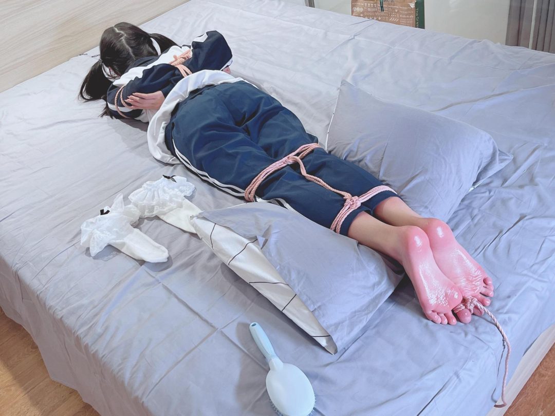 茶茶の绝望足底TK体验3-青涩双马尾校服TK，痒到脚趾磨破、喉咙呛口水也不停直到沙哑-2