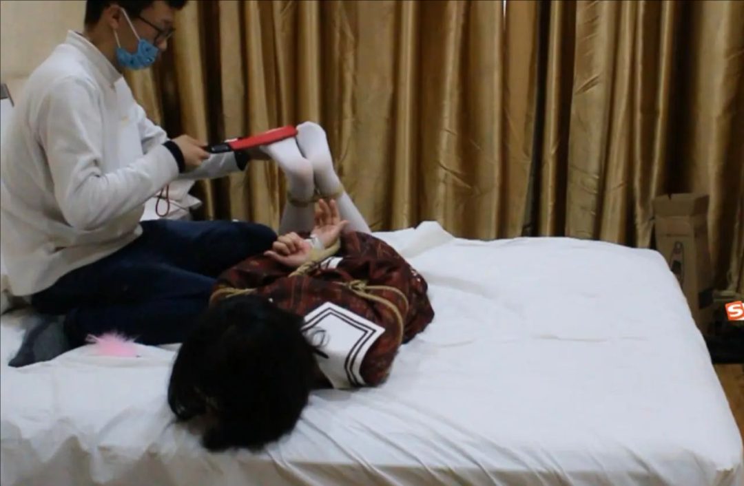 驷马捆绑cos lo娘 挠脚心+sp折磨-3
