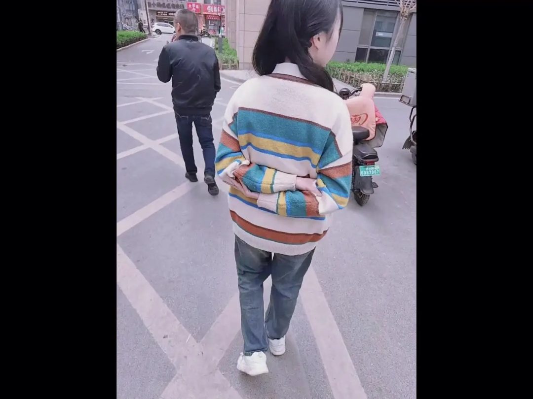 可爱学生妹小语绝版视频 户外后手+丝足跪绑玩弄+JK群口塞蹂躏调教-4
