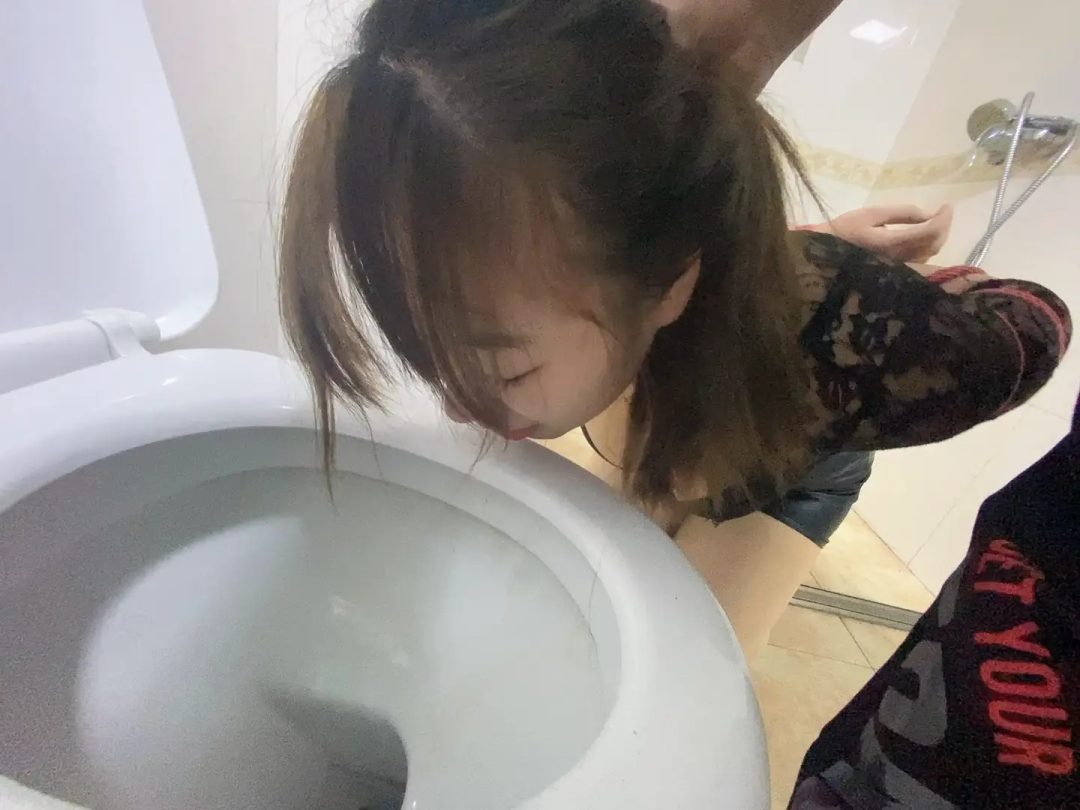 骚货张涵在厕所被绑起来驷马，舔马桶，把头踩到马桶里面，喝圣水全部吞下，舔手指，重度耳光，打胸，拿淋浴浇水浑身湿透，脸上放毛巾浇水反复多次-3
