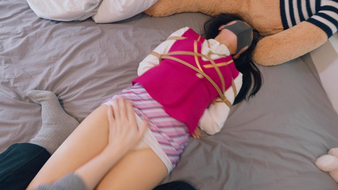 《美女空姐劫持记1-4》】K9+足控+挠痒+车内+猥琐入室+原味丝+内裤堵嘴+装入行李箱+脚链-10