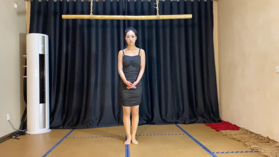 舞蹈生孙若微第一次体验各种空中吊缚，倒吊摆造型，身材婀娜多姿-1