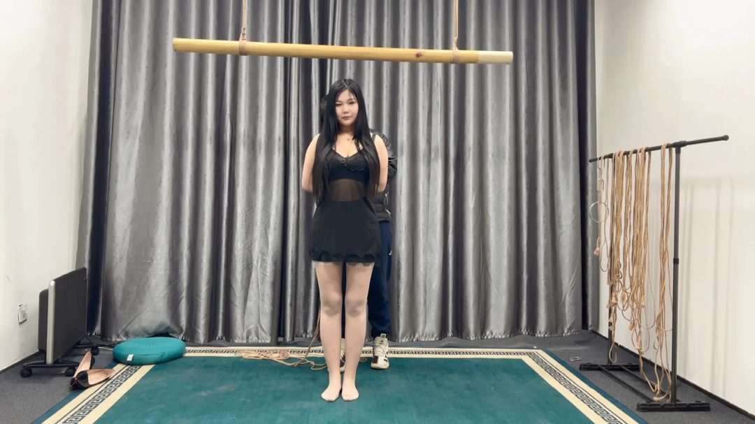 176成熟少妇换上黑色情趣勾引主人，把手吊起来，拿各种鞭子抽胸抽屁股，抽大腿，又被单腿吊起来，带上口球，最后绑成m腿，继续玩母狗，不断失禁-2