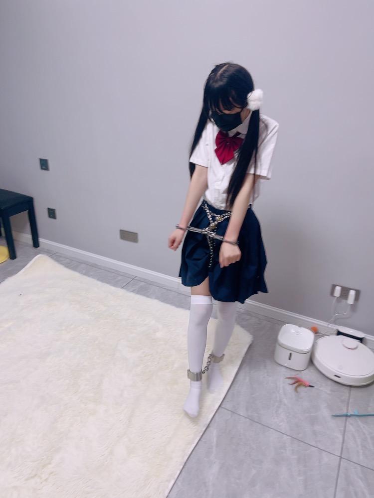 茶茶女囚体验5-双马尾白丝萝莉佩戴镣铐展示+铁链股绳连接手铐-6