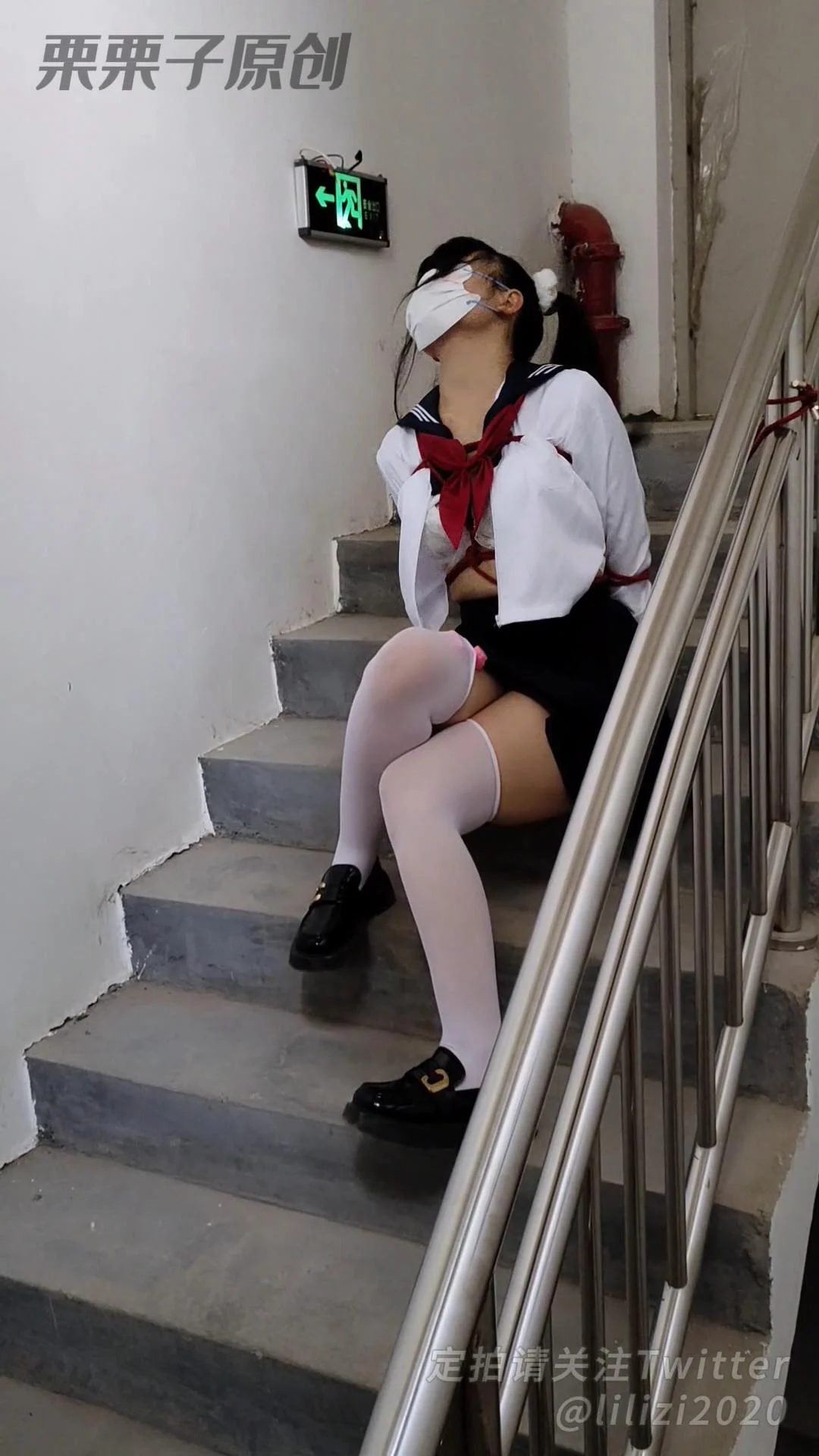 漂亮女孩家中遭蒙面绑匪捂晕扛到地牢牢笼囚禁金属架拘束挠打脚心屁股全身紧敷蹦跶玩弄-5