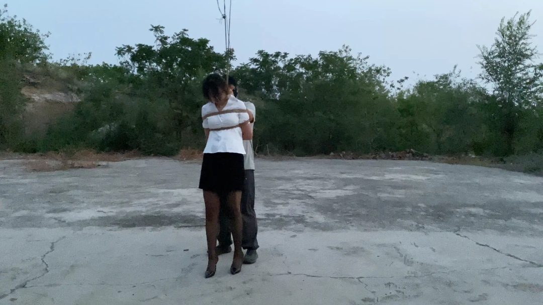 真实女教师夏可制服诱惑，户外镣铐捆绑-5
