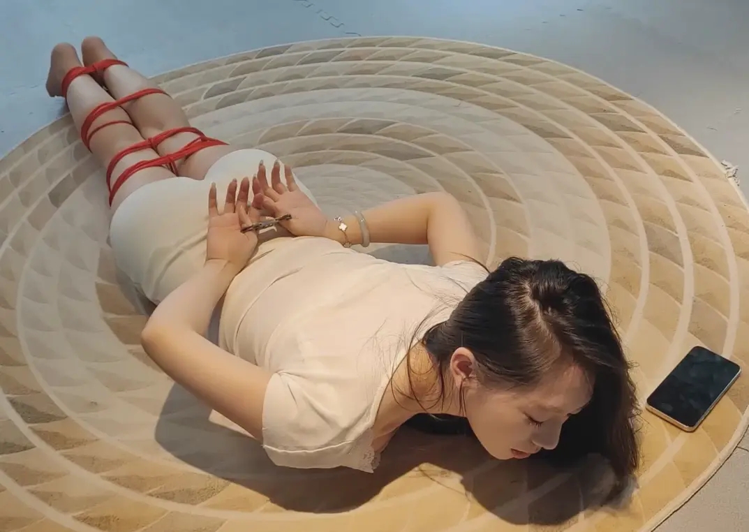卢曼莹玩自缚把自己绑起来挣扎-1