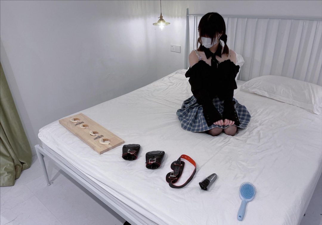 茶茶遇劫记3-大字捆绑、木枷驷马双场景，挠痒逼问银行卡密码逼供剧情-1