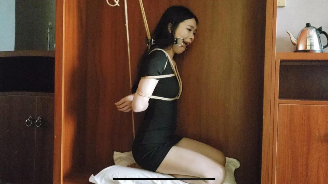 蓝羽柜子里的女孩-5