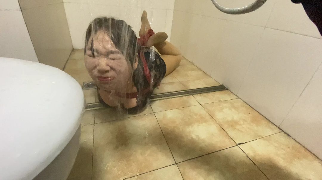 张涵浴室尿浴-2