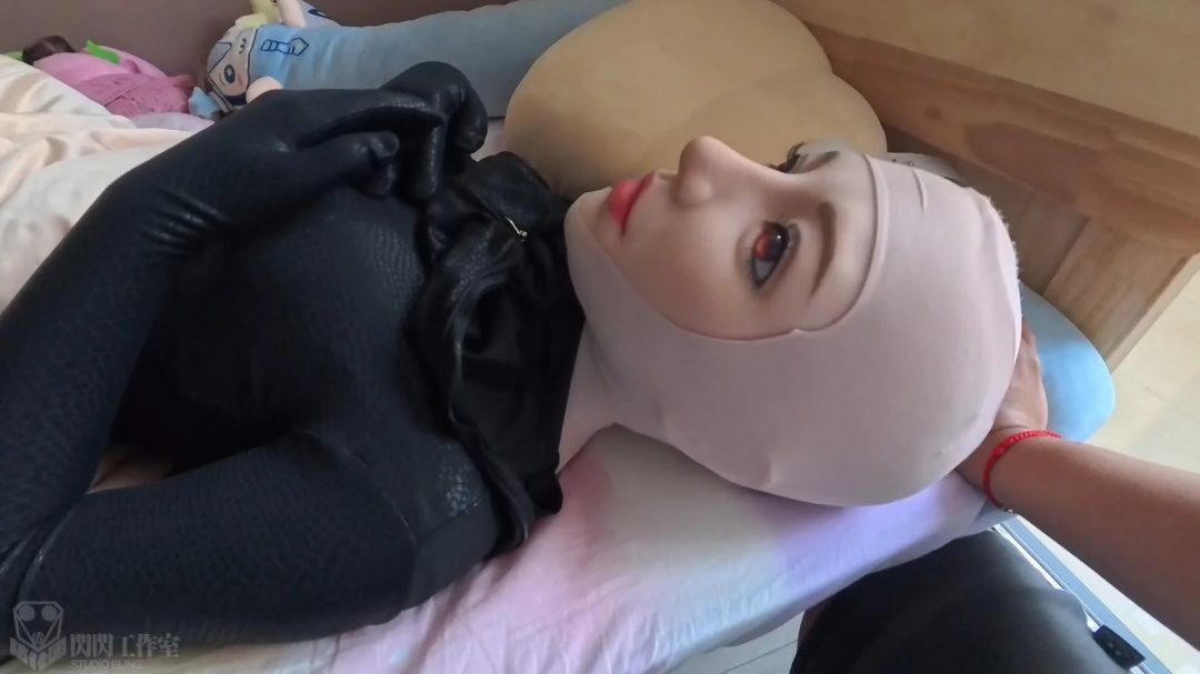 勇闯少女的闺房，看看仿真娃娃成为填充物如何被圈养，装入充气睡袋放置-7