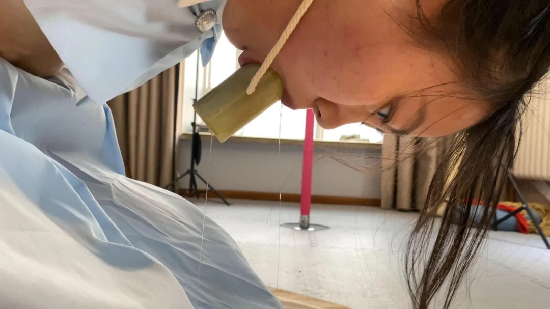 大一小姐姐朱雨馨腿超级长，邻家小妹妹的形象，初次体验，超紧直臂缚，单腿吊，口塞流口水-8