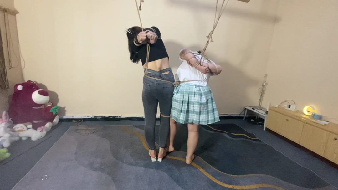 直臂与五花的双人挣扎，欢欢不断与男主皮，被收拾的泪眼婆娑，楚楚可怜，甚是动人-5