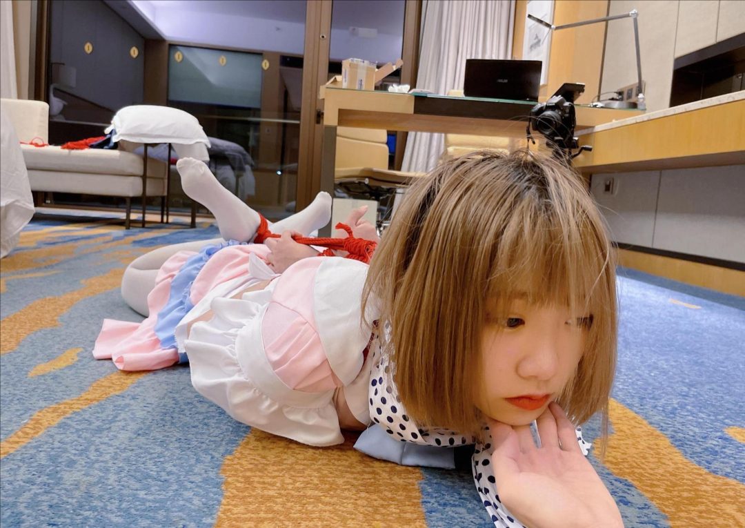素人紧缚体验4-白丝女仆装学生体验五花极限抬头驷马紧缚、地板放置-3