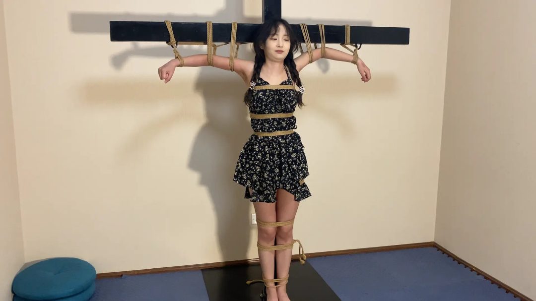 动动被绑在十字架上体验11种口球堵嘴，有大有小-2
