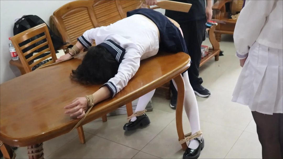 缚予】X【荷仙少女】联动！客户定拍调教之小雨+阿玥考试作弊SP惩戒，小雨和阿玥因为作弊被抓被训诫员捆绑打屁股惩罚，一人挨打一人报数轮流来，最后还要抱头罚跪面壁思过（荷仙少女工作室与缚予工作室共创）-4