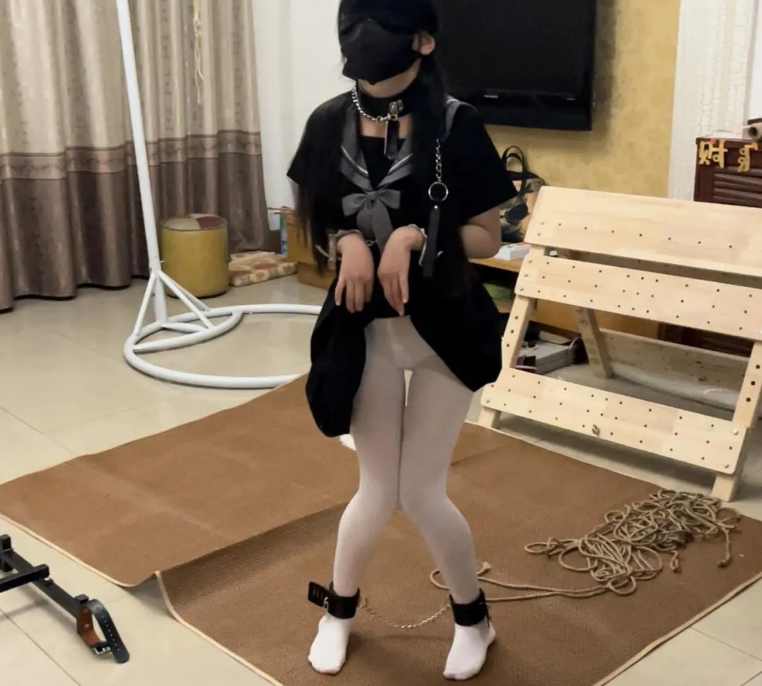 线下真实调教之新m初雪水手服白丝JK训狗调教！狗姿训练+牵引踩踏羞辱+挠脚TK+SP耳光，项圈镣铐戴上，狠狠挠脚心敢乱动就手指弹下边，内八自己掀开裙子的姿势羞不羞耻呢，跪好屁股撅起来，真是只可爱的狗子-16