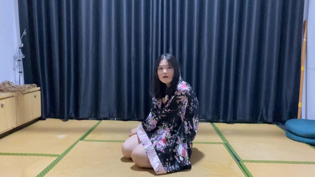楠楠十分·腼腆害羞，但是为了取悦主人不得不表现出自己的骚样子，用嘴叼着尾巴勾引主人，最后连内裤都被主人脱掉。-10