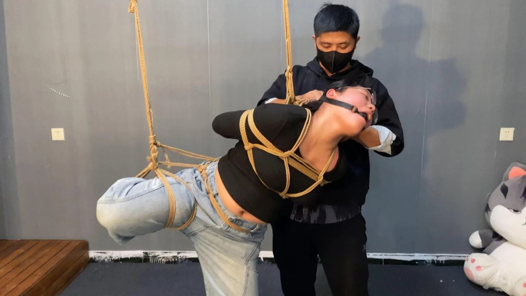 紫薇第一次来应聘模特 19岁大三在读学生妹，体验绳艺逐渐上头，进入状态，回学校路上五花大绑-9