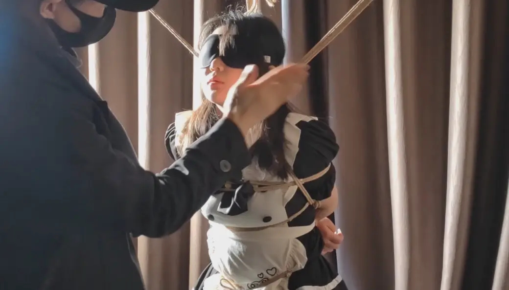 女仆王雪萌各种捆绑调教-1