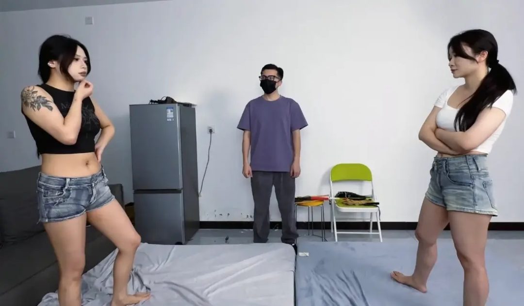 Spanking match(女斗打屁股大赛)-1
