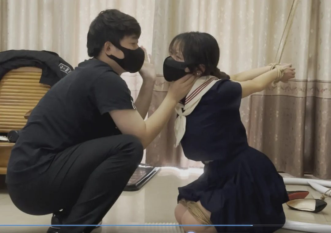 【踮脚前手吊缚+跪缚后手吊缚+鞭打踩踏羞辱揉胸耳光+结尾女调女】【下集】-3
