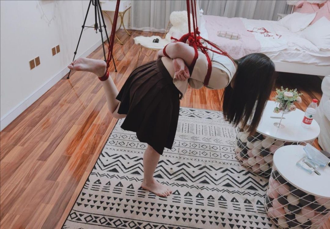萝莉学妹草莓的单腿吊体验-3
