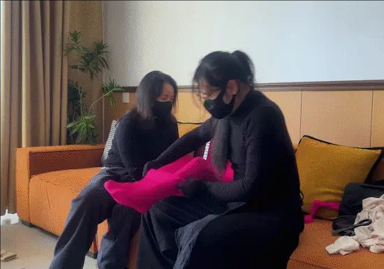 三女玩乐！小董被两个姐姐多层丝袜全包！轻度持续电击强制多重tk 放置-3