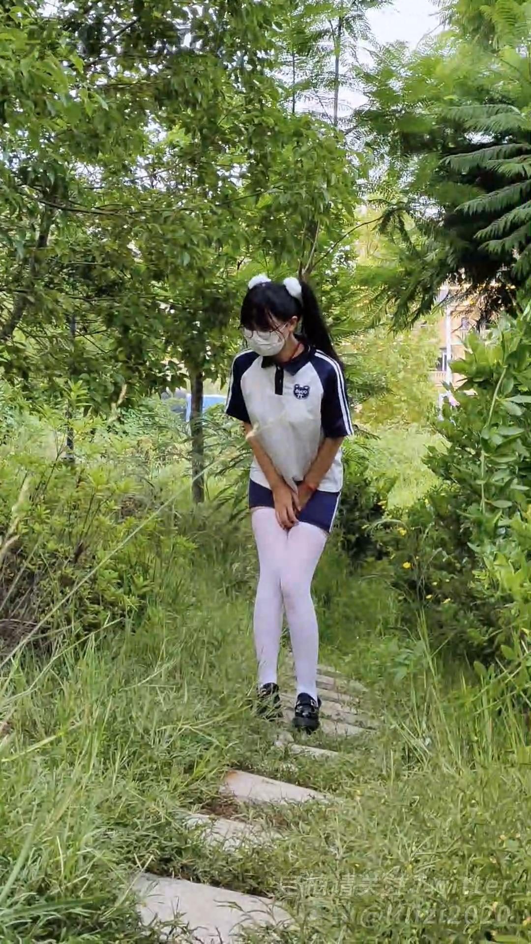 《运动少女的户外强高 01》户外、小区内失禁、运动服、自缚-2