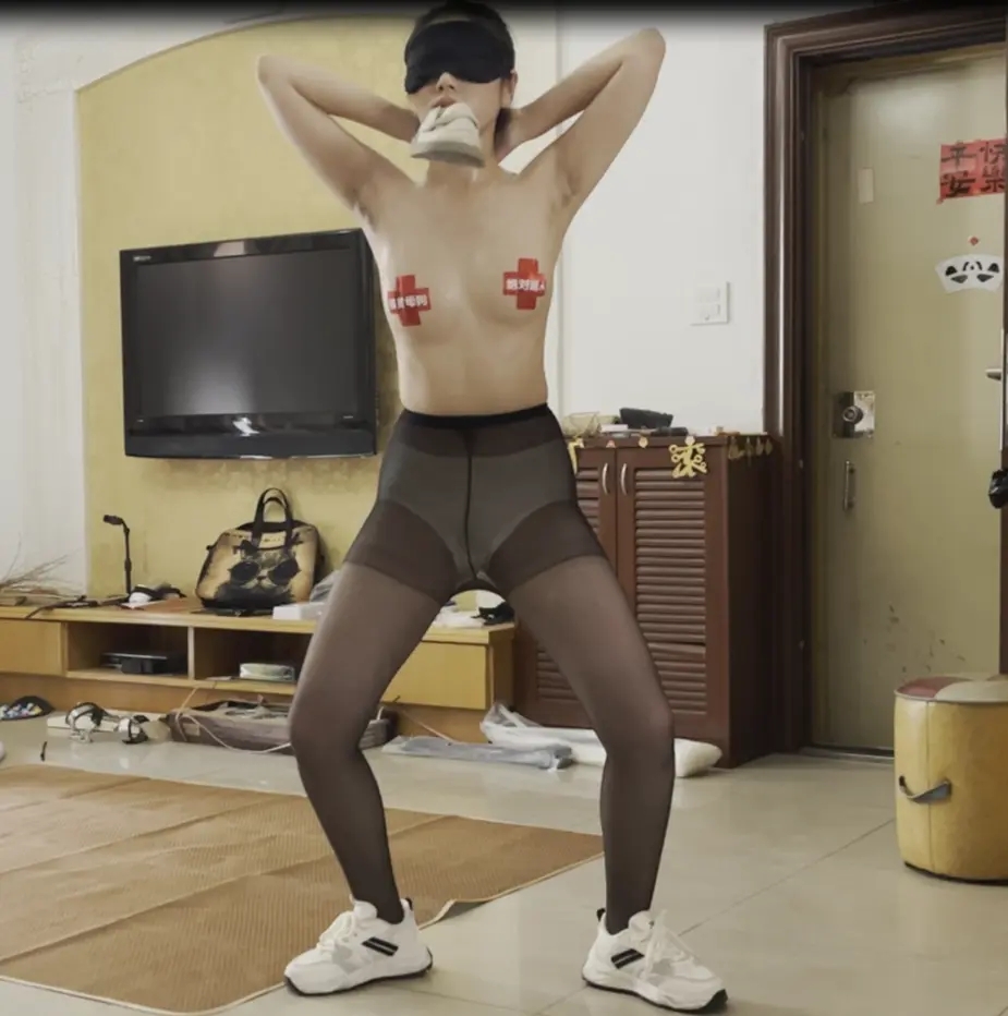 客户定拍调教之阿然乳贴叼自己鞋子扎马步半小时+闻自己臭鞋谈感受，阿然这次直接上强度扎了整整半小时马步，还得叼着鞋子，最后的时候浑身发抖冒汗，结束了还要跪着闻自己的鞋子五分钟-2