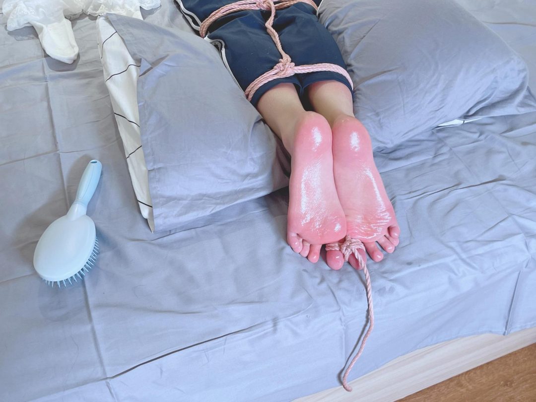 茶茶の绝望足底TK体验3-青涩双马尾校服TK，痒到脚趾磨破、喉咙呛口水也不停直到沙哑-6