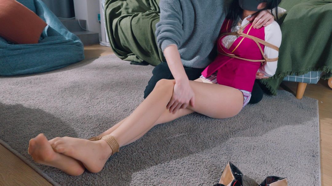 《美女空姐劫持记1-4》】K9+足控+挠痒+车内+猥琐入室+原味丝+内裤堵嘴+装入行李箱+脚链-16