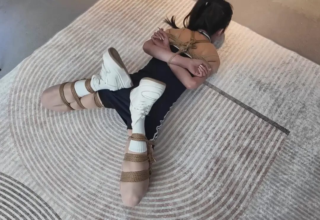 瘦弱的陈婧舒被捆绑挣扎-5