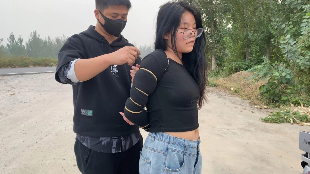 紫薇第一次来应聘模特 19岁大三在读学生妹，体验绳艺逐渐上头，进入状态，回学校路上五花大绑-10