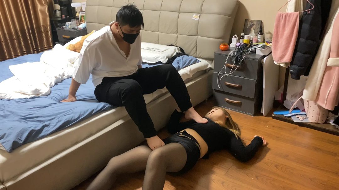 瑶瑶与闺蜜酒酒好久未见， 皮鞭 舔脚 打屁股 跪缚K9 绑床 凌辱 踩踏 耳光 折腿 M腿 捆绑-6