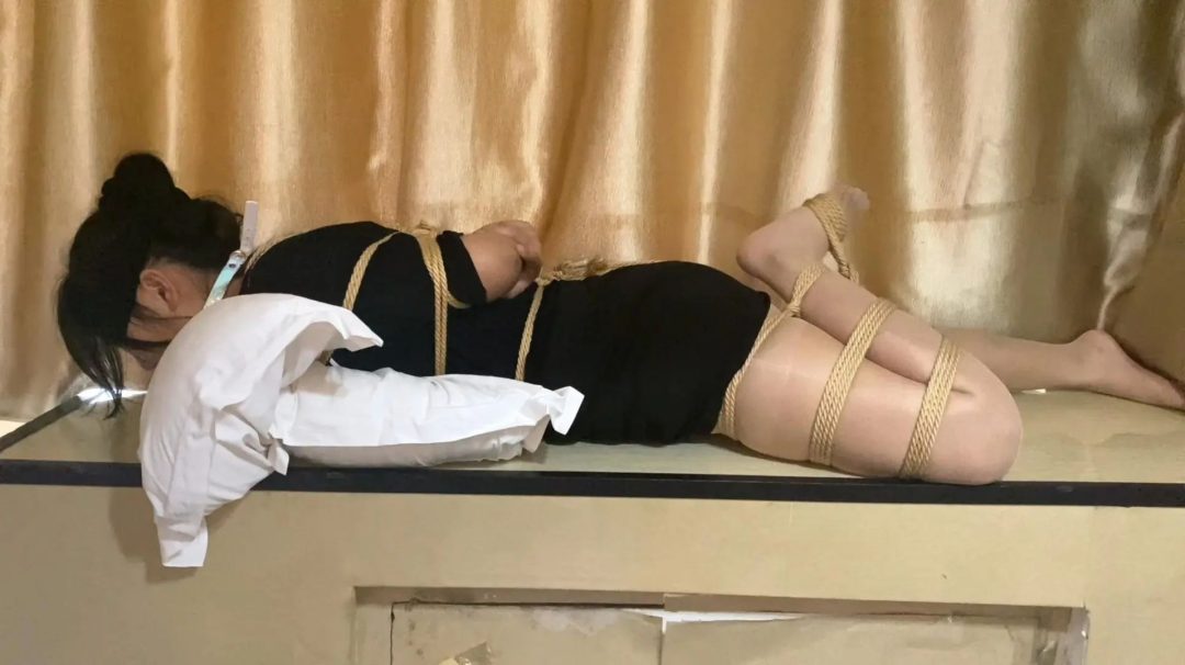 S属性妹子久违的拍摄，肉丝、日式驷马、口球、强行挣脱 请看图-4