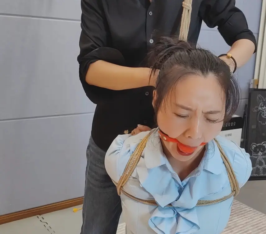 紫涵黑丝布鞋，后高手绑好，只能跪着。-7