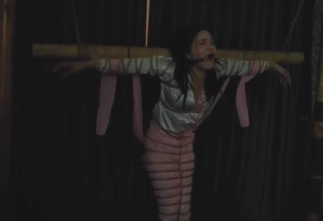 古装美女洛洛绑在竹竿上挠痒鞭打-7