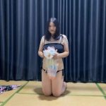 楠楠十分·腼腆害羞，但是为了取悦主人不得不表现出自己的骚样子，用嘴叼着尾巴勾引主人，最后连内裤都被主人脱掉。