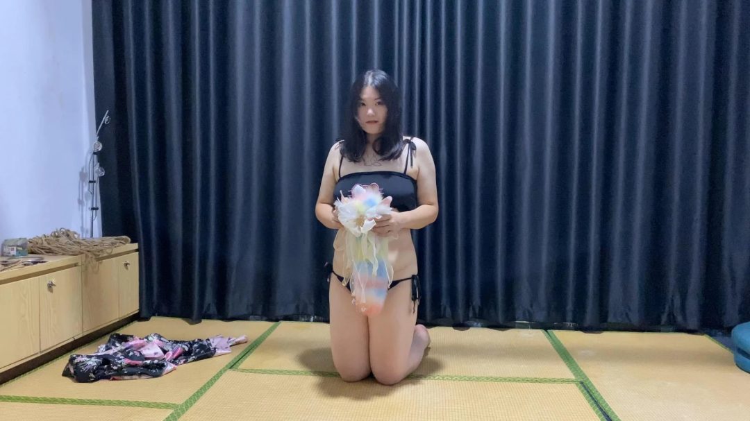 楠楠十分·腼腆害羞，但是为了取悦主人不得不表现出自己的骚样子，用嘴叼着尾巴勾引主人，最后连内裤都被主人脱掉。-2
