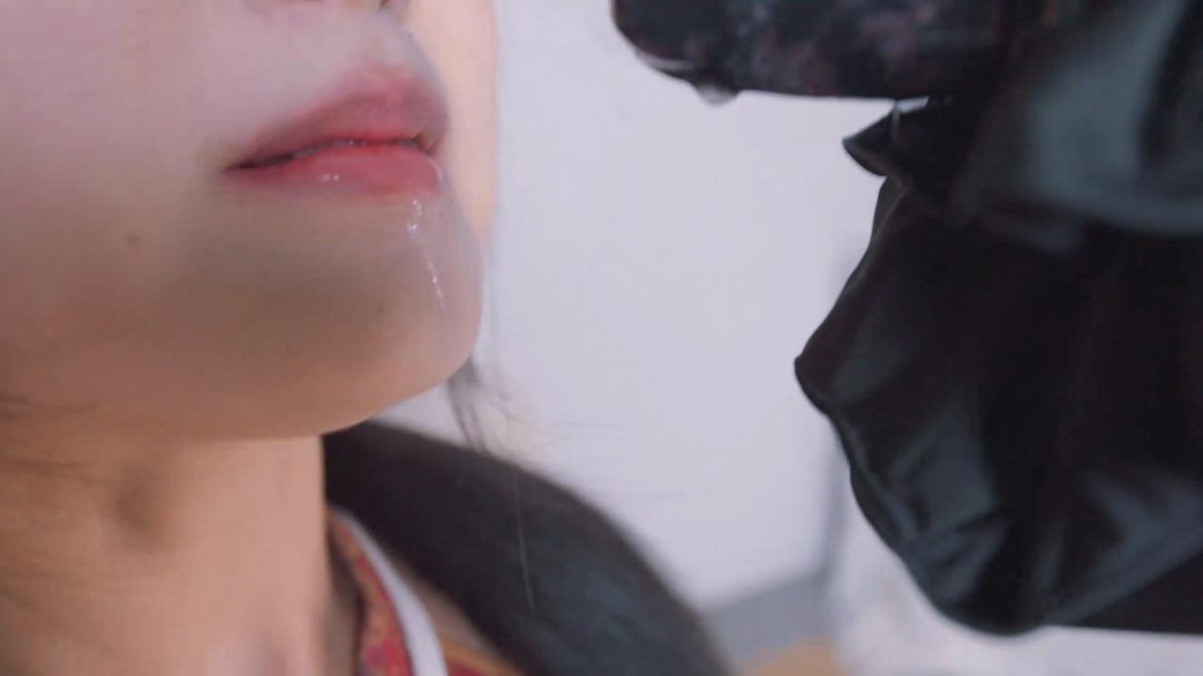 《欠债人妻》上篇 妩媚人妻欠债只能用肉体偿还，还被一杯水直接泼到胸里，被迫签下卖身契抵债，不停玩弄，口水泛滥不停，最后放在吊篮里并腿吊起来，难道欠钱就要被玩-12